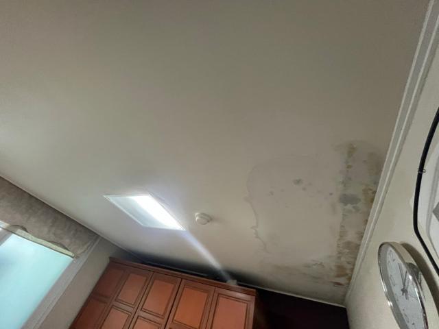 아랫집 안방 천장. 화장실 쪽 벽을 따라 도배지가 젖어 번져 있었습니다