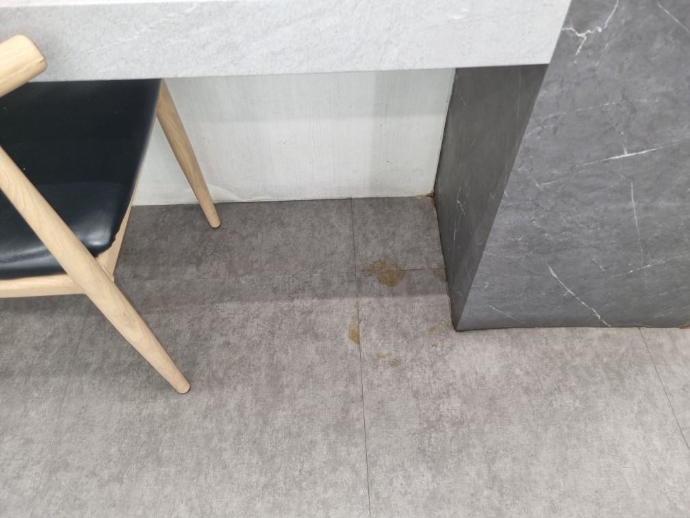 주방 밖 바닥 타일에 물이 번진 자국