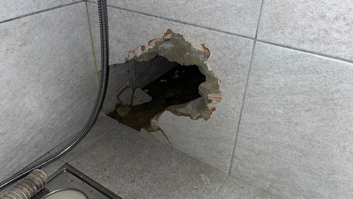 욕조 옆면 타일 한 칸이 뚫려 있고 자바라가 빠져 있었습니다