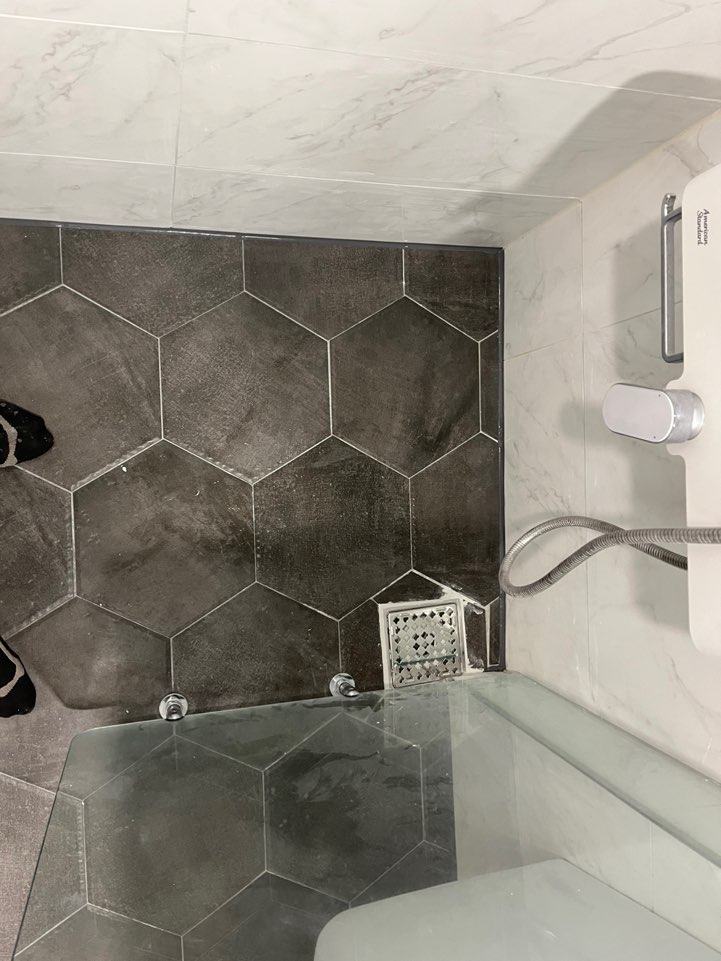 새 육가로 바꾸고 마무리한 샤워 쪽 바닥