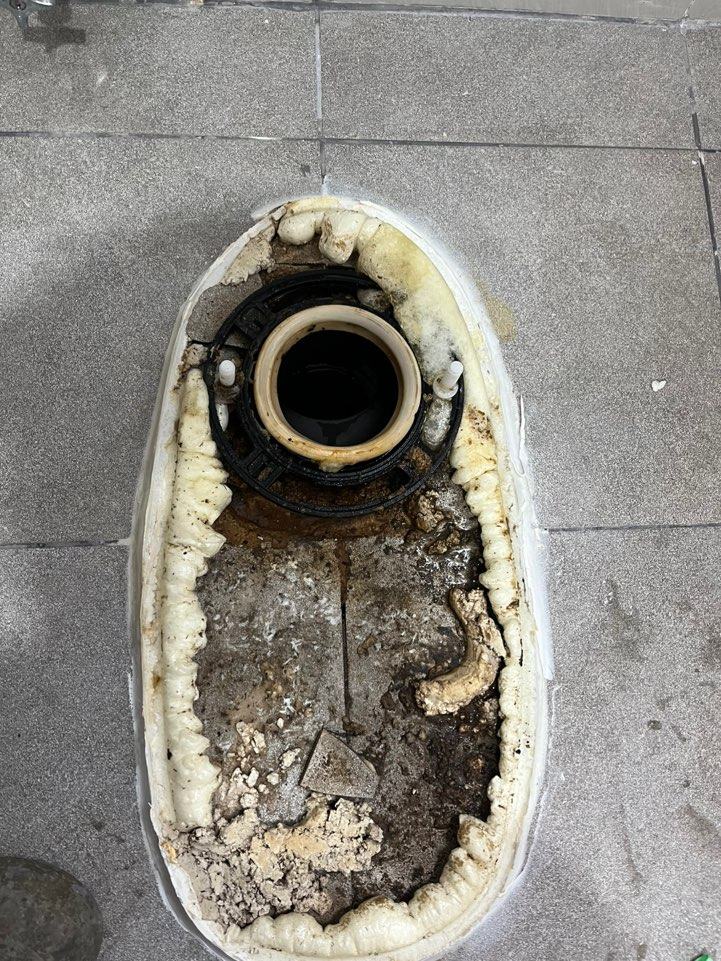 변기를 뜯어 낸 자리