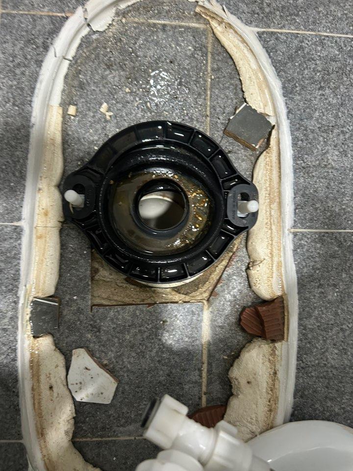 변기를 들어낸 자리