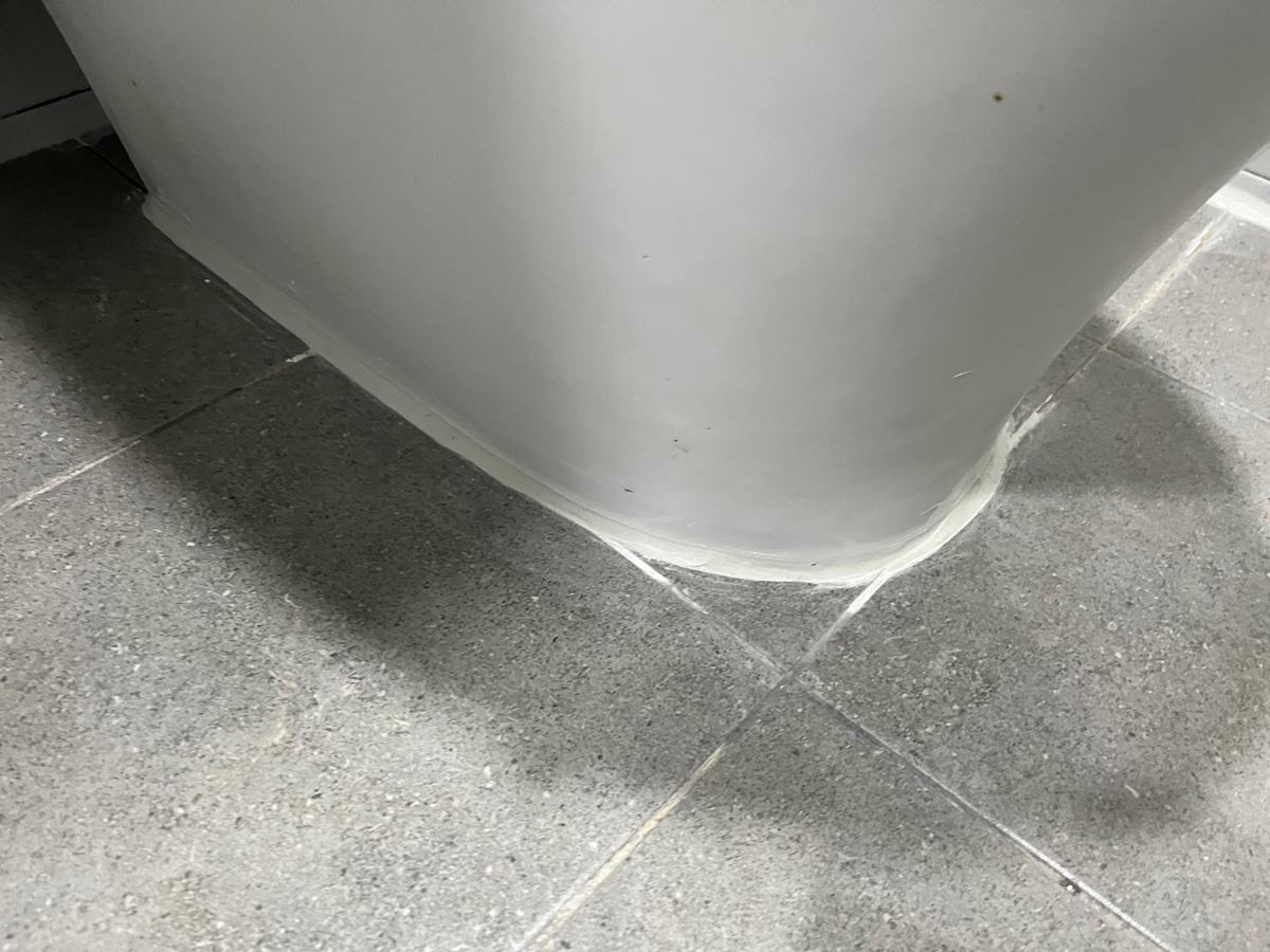 변기를 다시 앉히고 둘레를 실리콘으로 마감했습니다