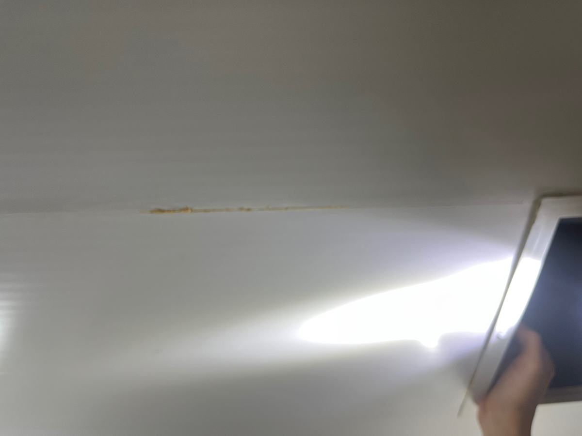 아랫집 화장실 천장 이음에 번진 물 자국