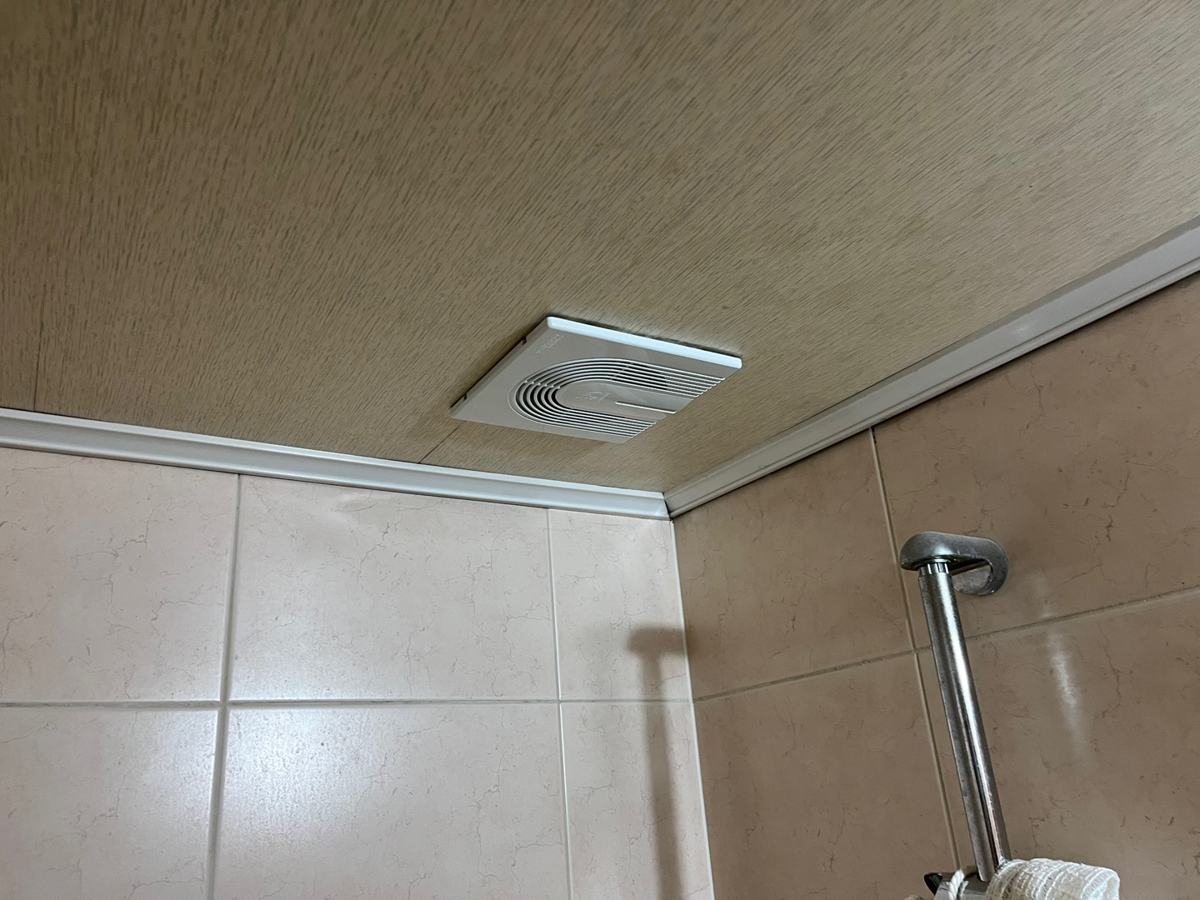 요청하신 화장실 환풍기도 새것으로 바꿨습니다