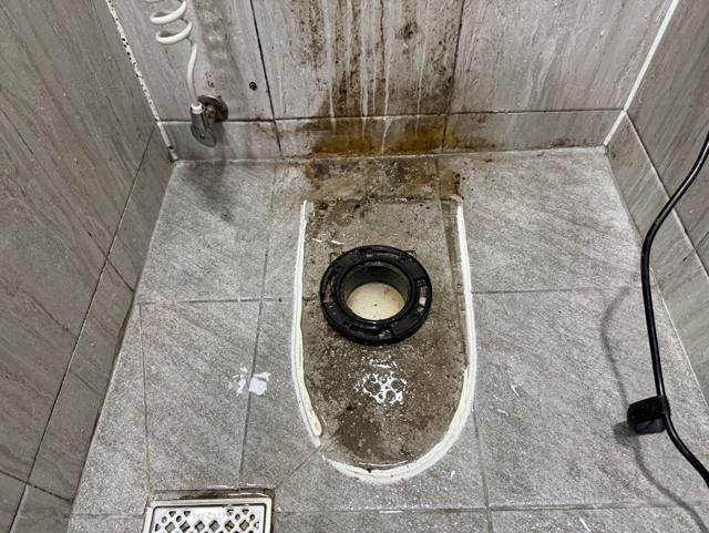 남자 샤워실 변기를 떼어낸 자리. 정심(플랜지)이 걸쳐만 있었습니다