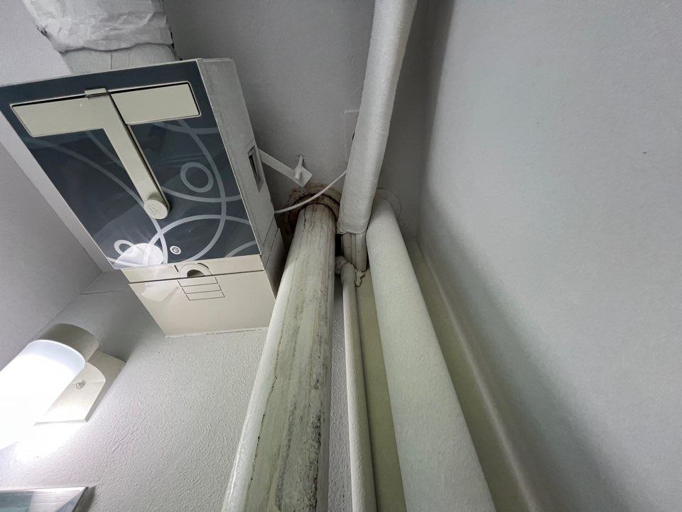아랫집 실외기실. 생활하수 공용관을 따라 물이 흘러내린 자국
