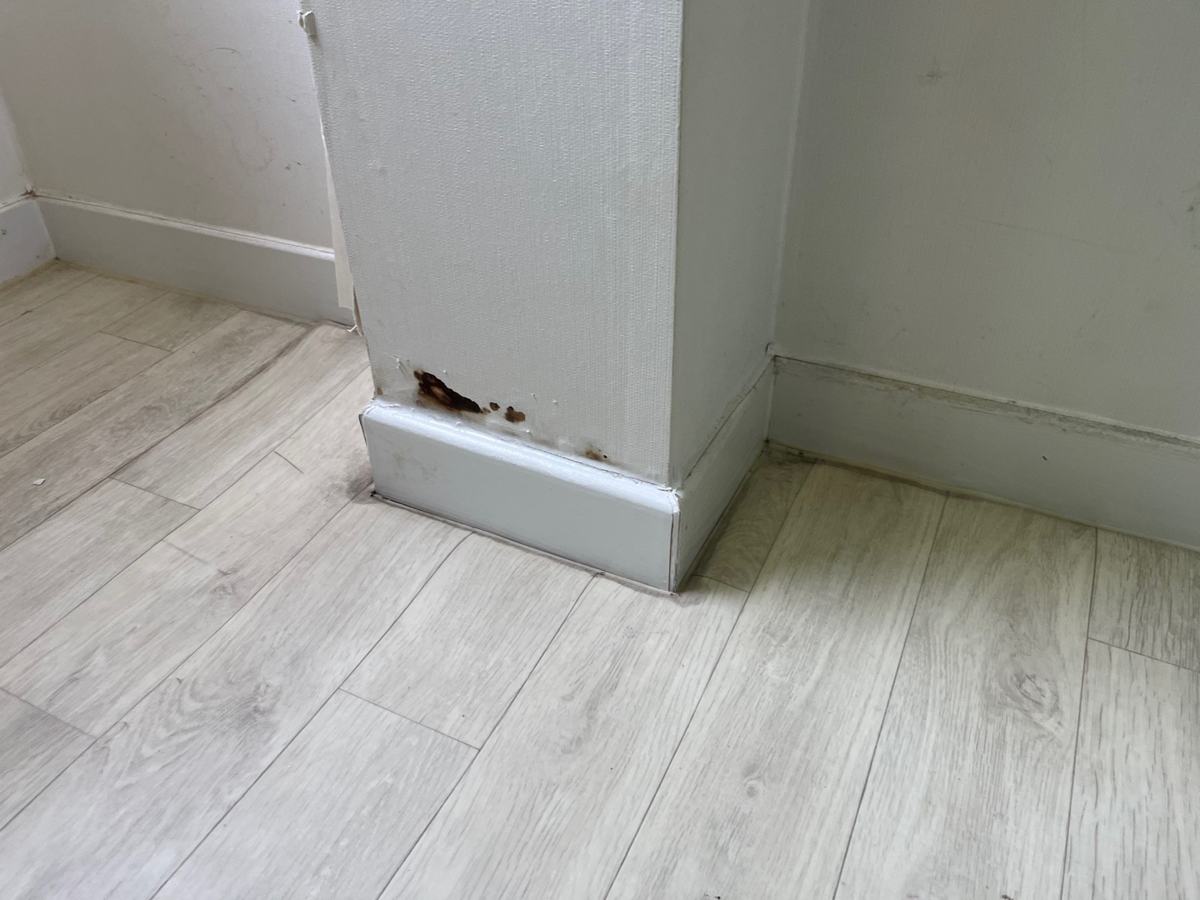 걸레받이까지 마감한 가벽 아래