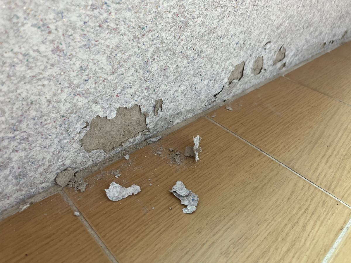 베란다 벽 아래 마감이 들뜨고 벗겨져 있었습니다