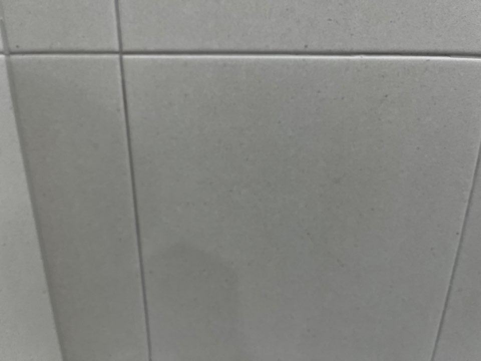 욕조 위 타일 한 칸 줄눈이 다 갈라져 있었습니다