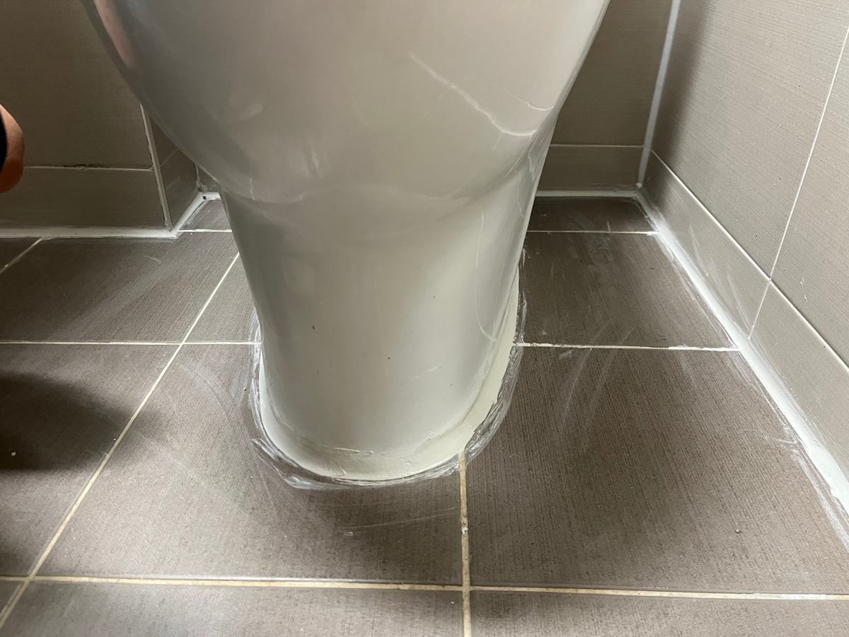변기를 다시 앉히고 둘레를 막았습니다