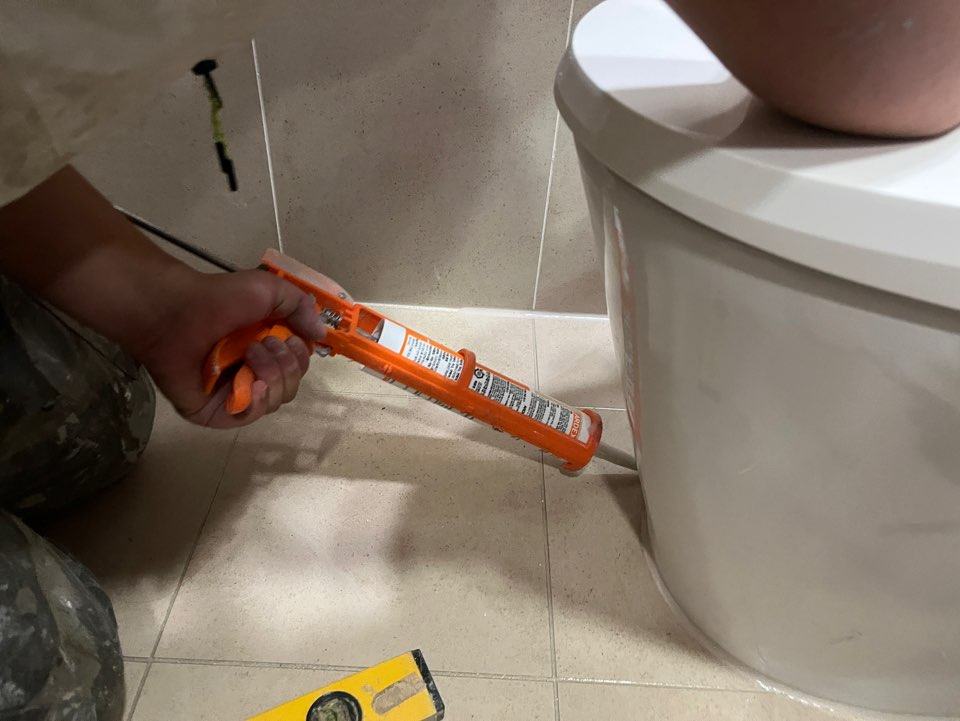 변기 둘레를 실리콘으로 마감했습니다