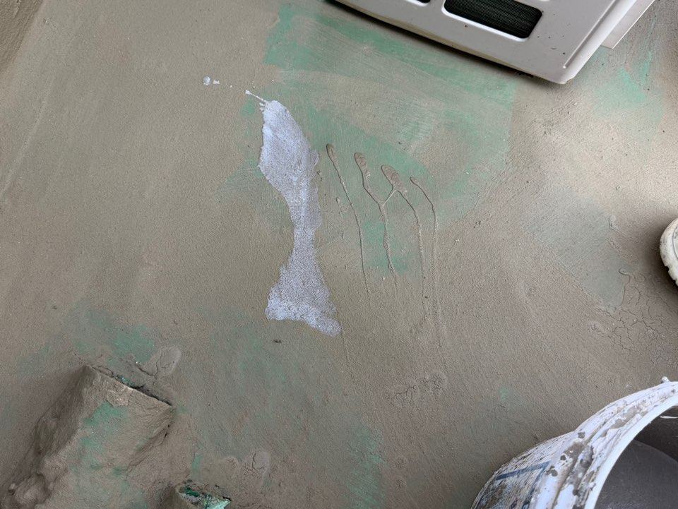 뜯긴 자리 경계를 메우고 바탕을 잡은 바닥