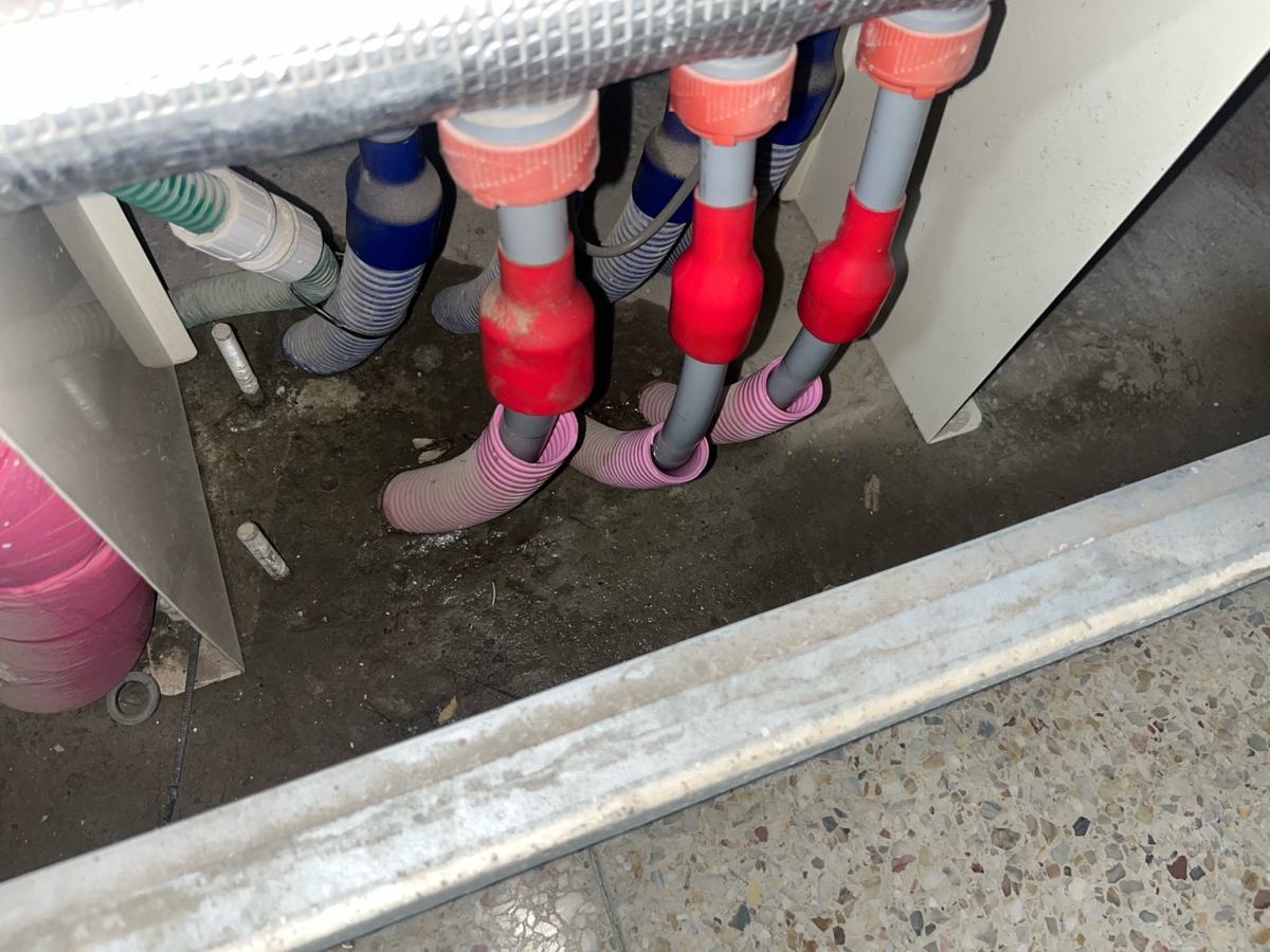 현관 옆 양수기함 속 온수 분배기. 바닥에 물이 찼습니다