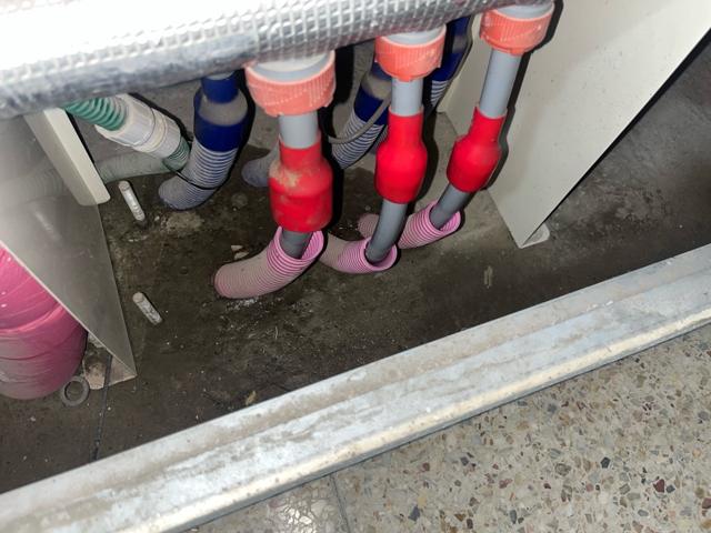 현관 옆 양수기함 속 온수 분배기. 바닥에 물이 찼습니다