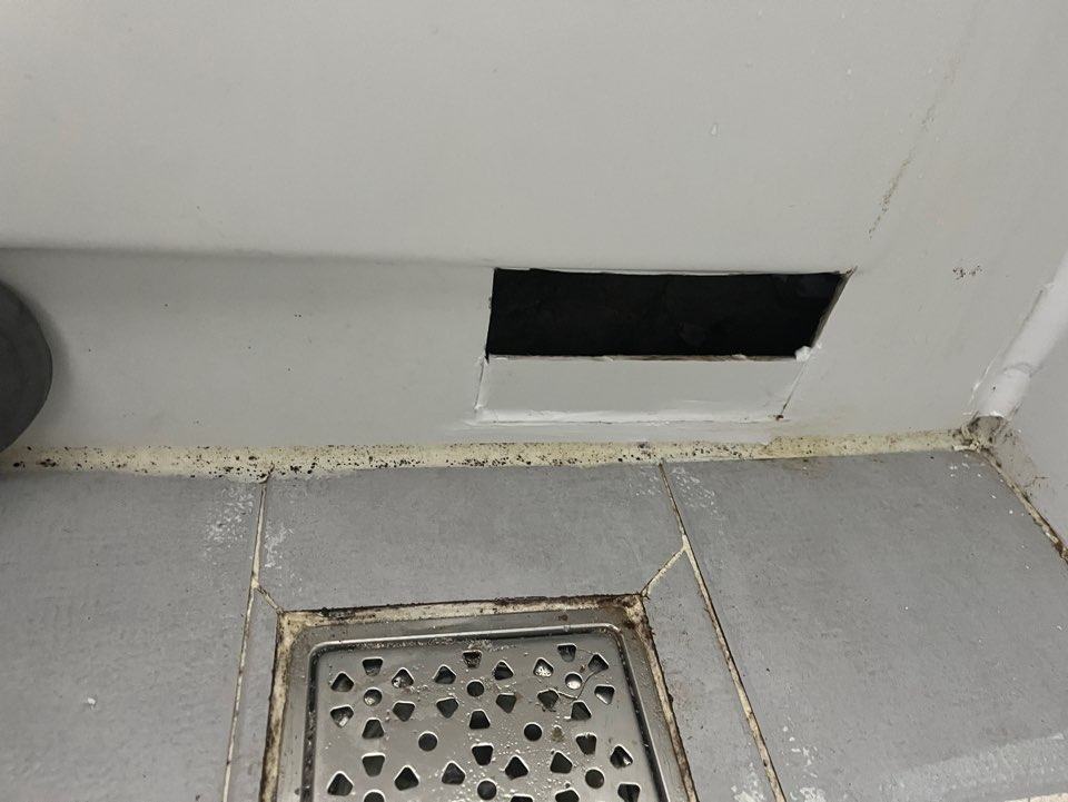 볼록한 욕조라 밑단을 잘라 안을 열었습니다