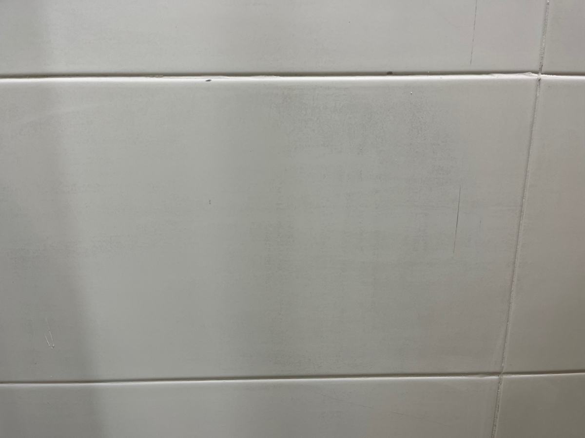 샤워부스 벽 줄눈을 방수한 뒤