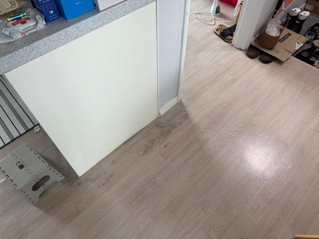 확장한 거실 오른쪽 끝, 가벽 안에 우수관이 있습니다
