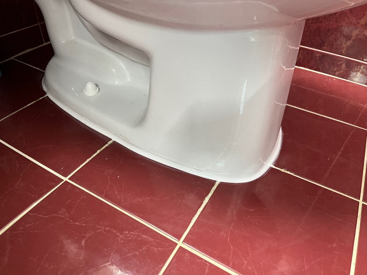변기를 다시 앉혀 마무리했습니다
