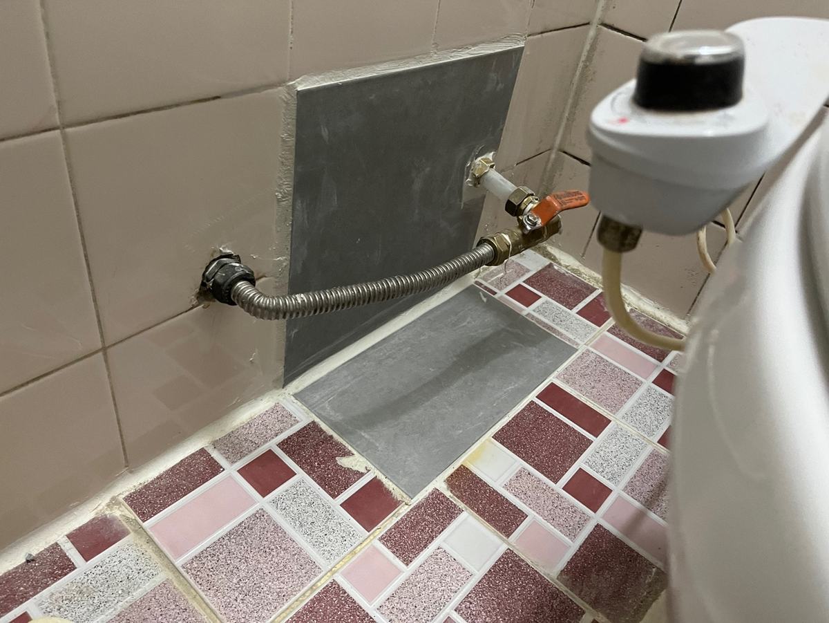 배관을 바꾼 자리를 타일로 마감했습니다