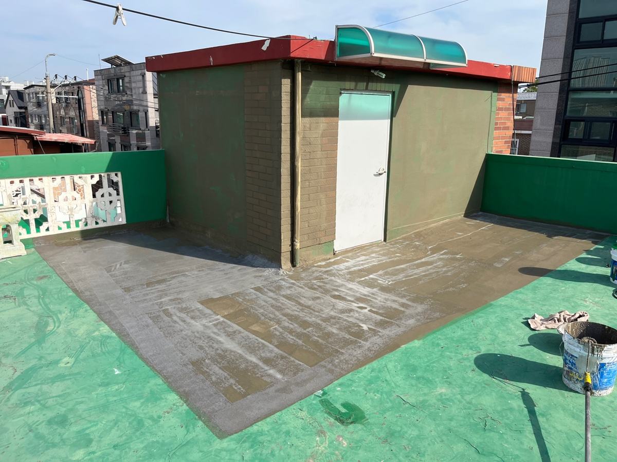 옥상 입구 둘레에 칠을 올리는 중