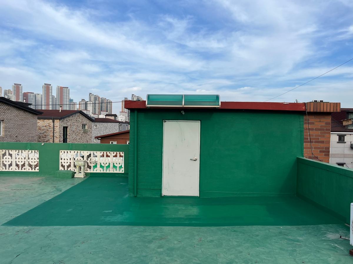 녹색 상도로 마감한 옥상 입구