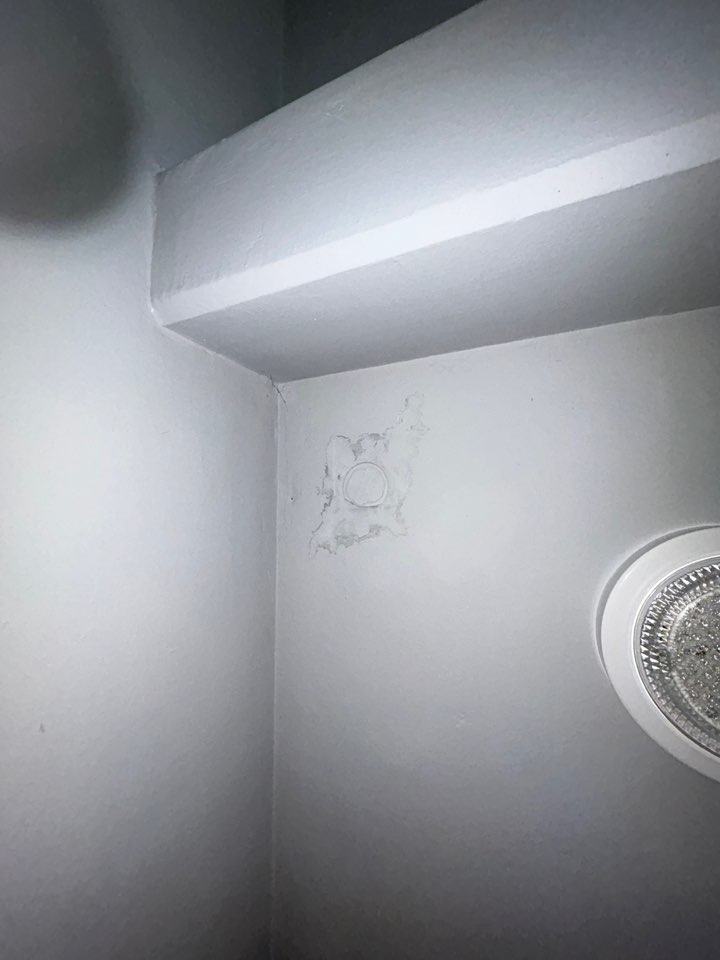 같은 천장을 조금 떨어져 본 모습
