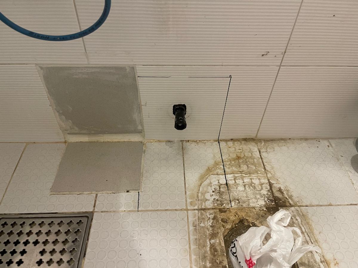 변기를 떼어 낸 자리. 뒤 벽에 직수 앵글밸브가 있습니다