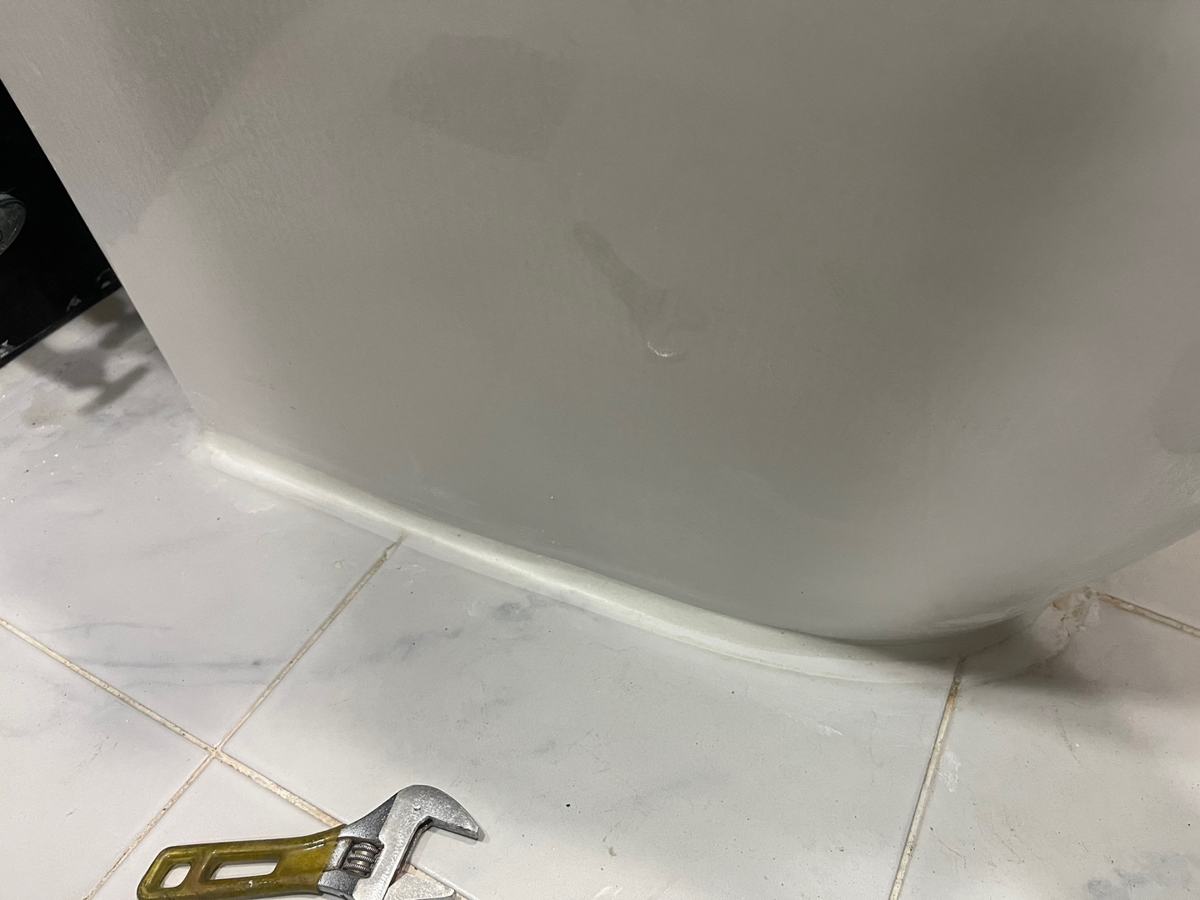변기를 다시 앉히고 둘레를 막았습니다