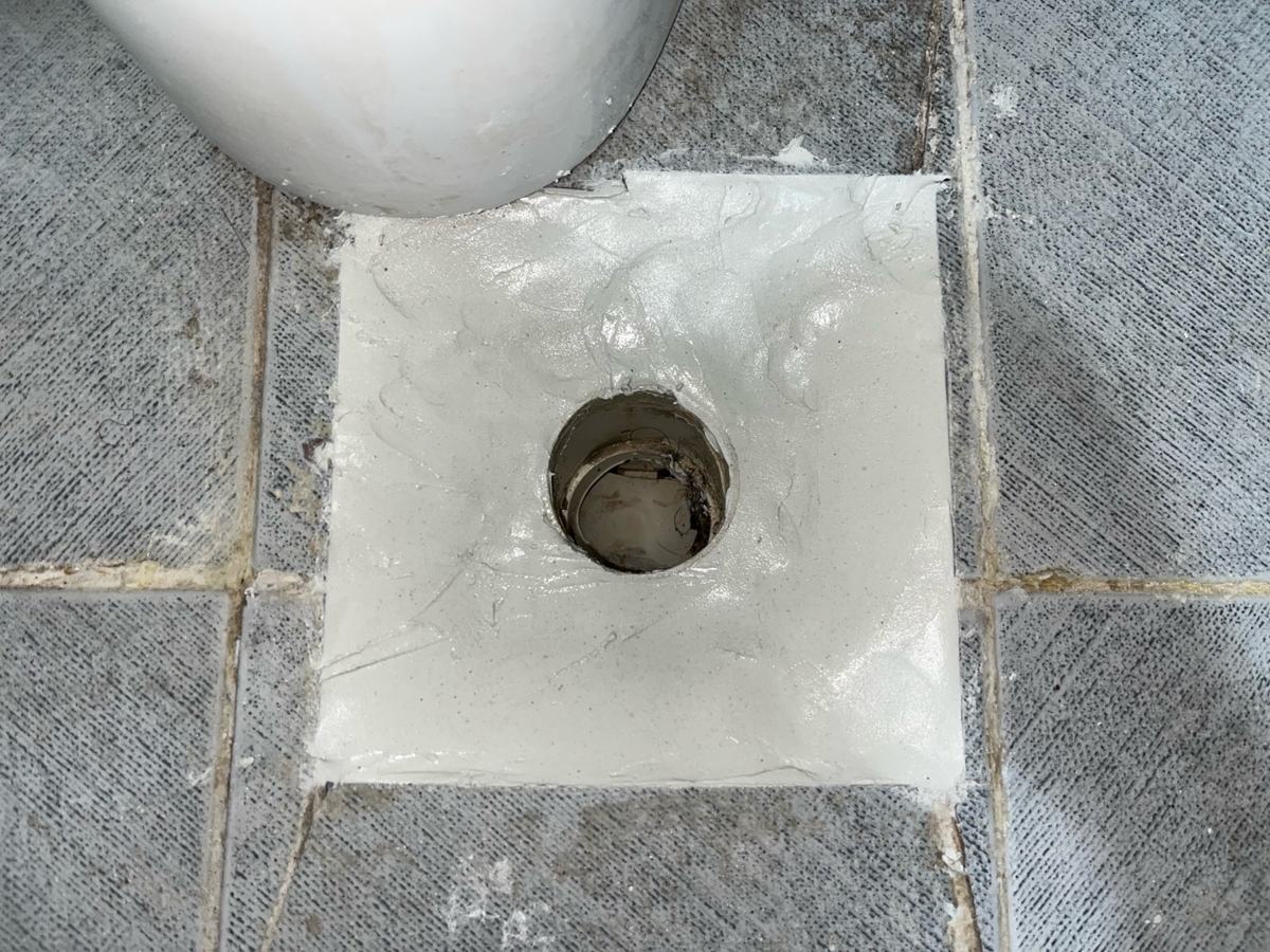 오수관 둘레를 방수하고 백시멘트로 마감했습니다