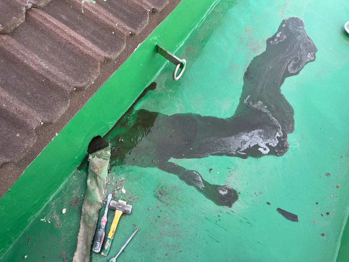 지붕 옆 배수로. 바닥이 배수관보다 높아 물이 빠지지 않고 고였습니다