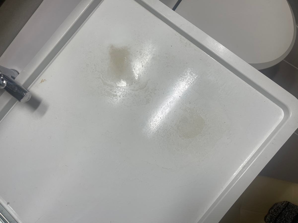 아랫집 화장실 천장 점검구 뚜껑. 물이 떨어진 자리에 누런 얼룩