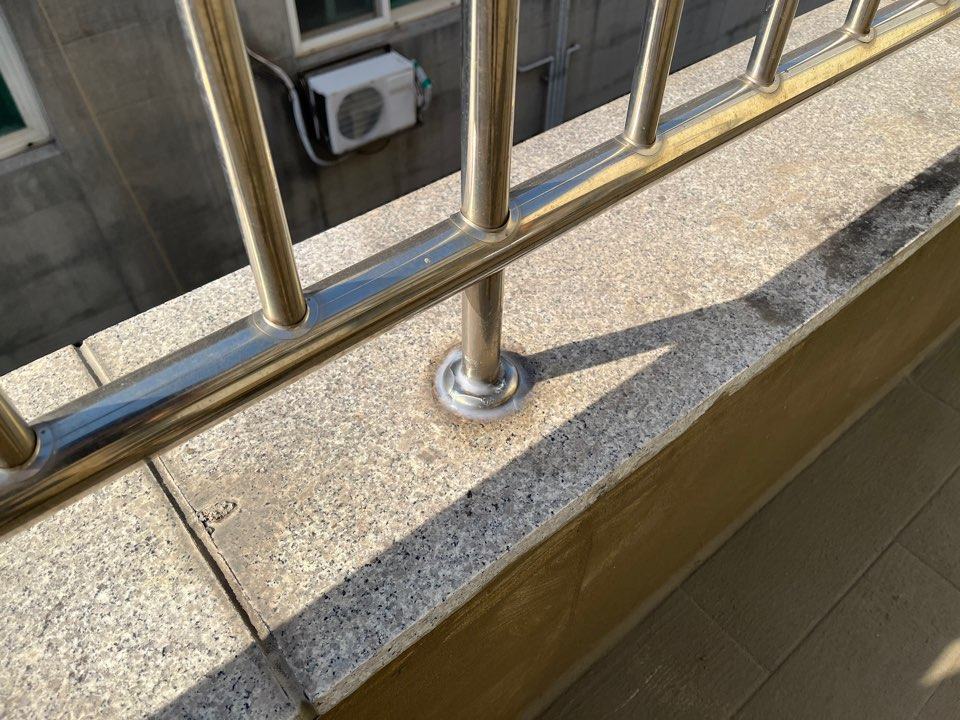 난간 이음새를 실리콘으로 막았습니다