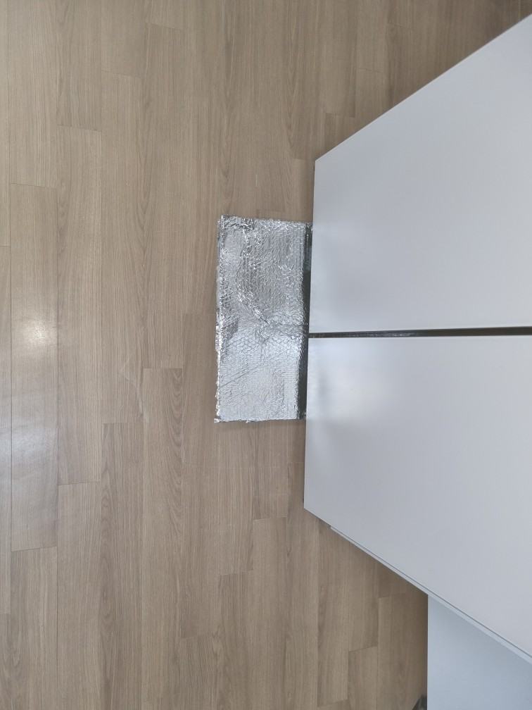 바닥을 열자 은박 단열재가 한 장 쭉 깔려 있었습니다
