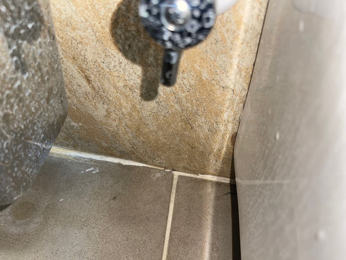 그 아래 바닥 줄눈에 금이 가 있었습니다