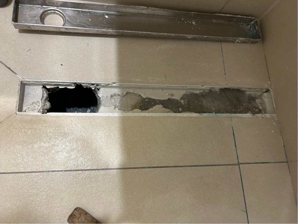 트렌치를 들어내자 안쪽에서 물이 계속 나왔습니다