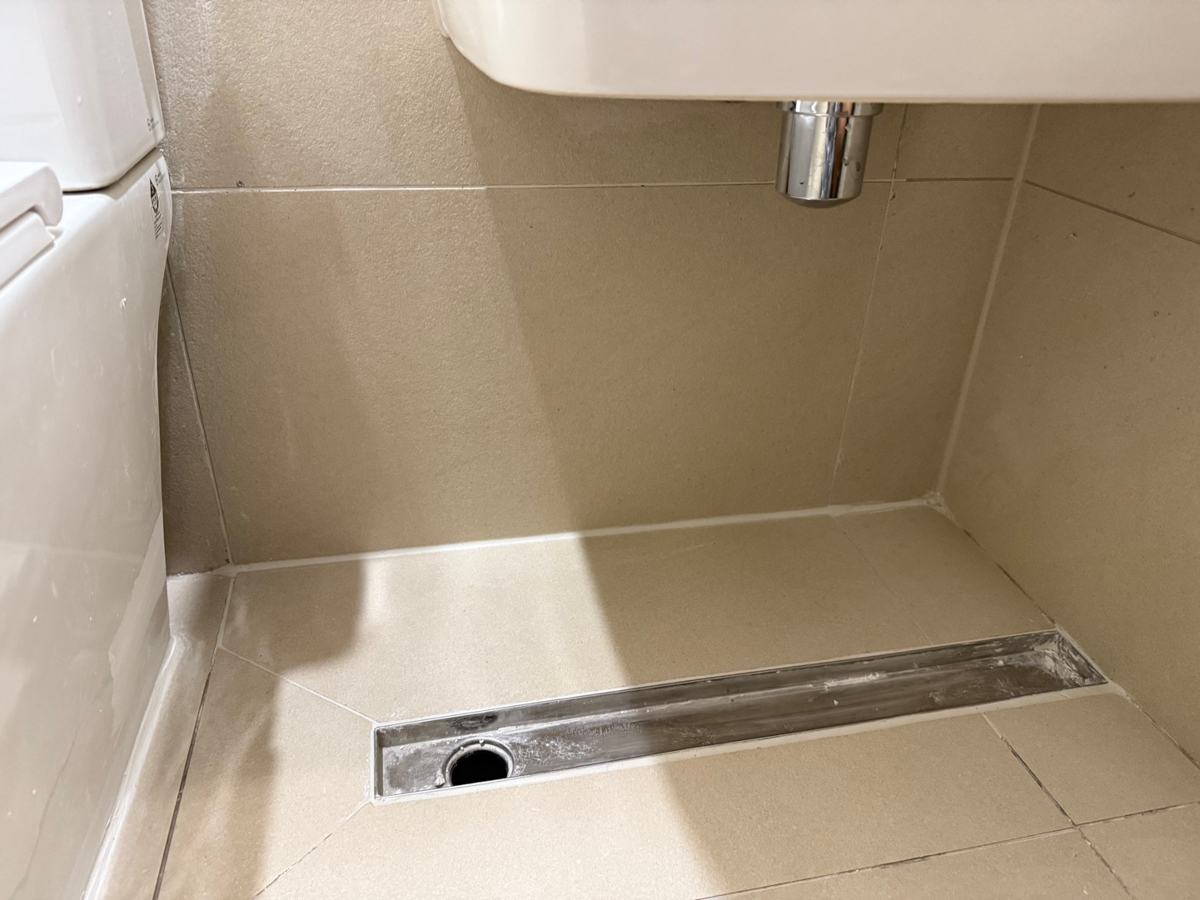 같은 타일로 다시 깔아 마감한 세면대 아래 바닥