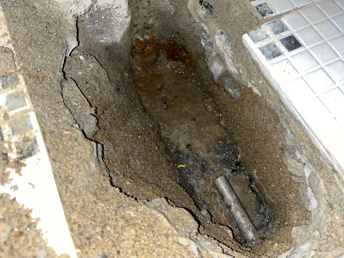 세면대 아래 바닥을 파자 온수 강관 둘레에 녹물이 고여 있었습니다