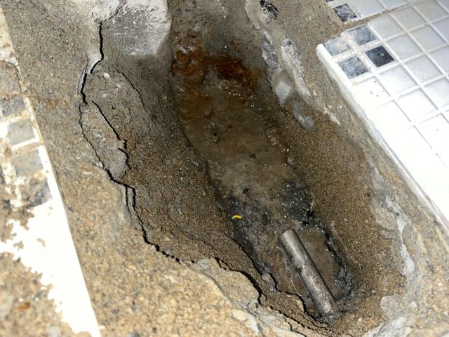 세면대 아래 바닥을 파자 온수 강관 둘레에 녹물이 고여 있었습니다