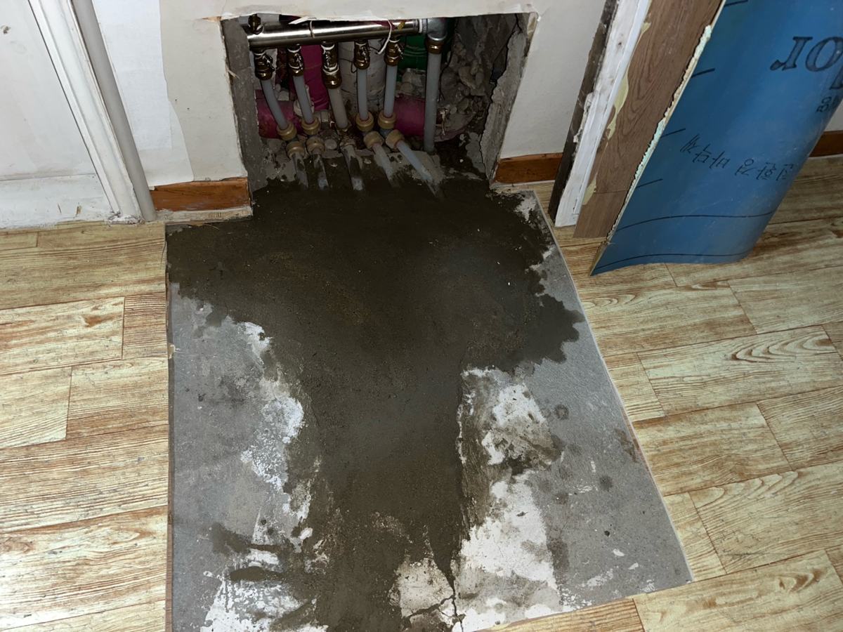 배관을 고친 바닥을 메워 마감했습니다