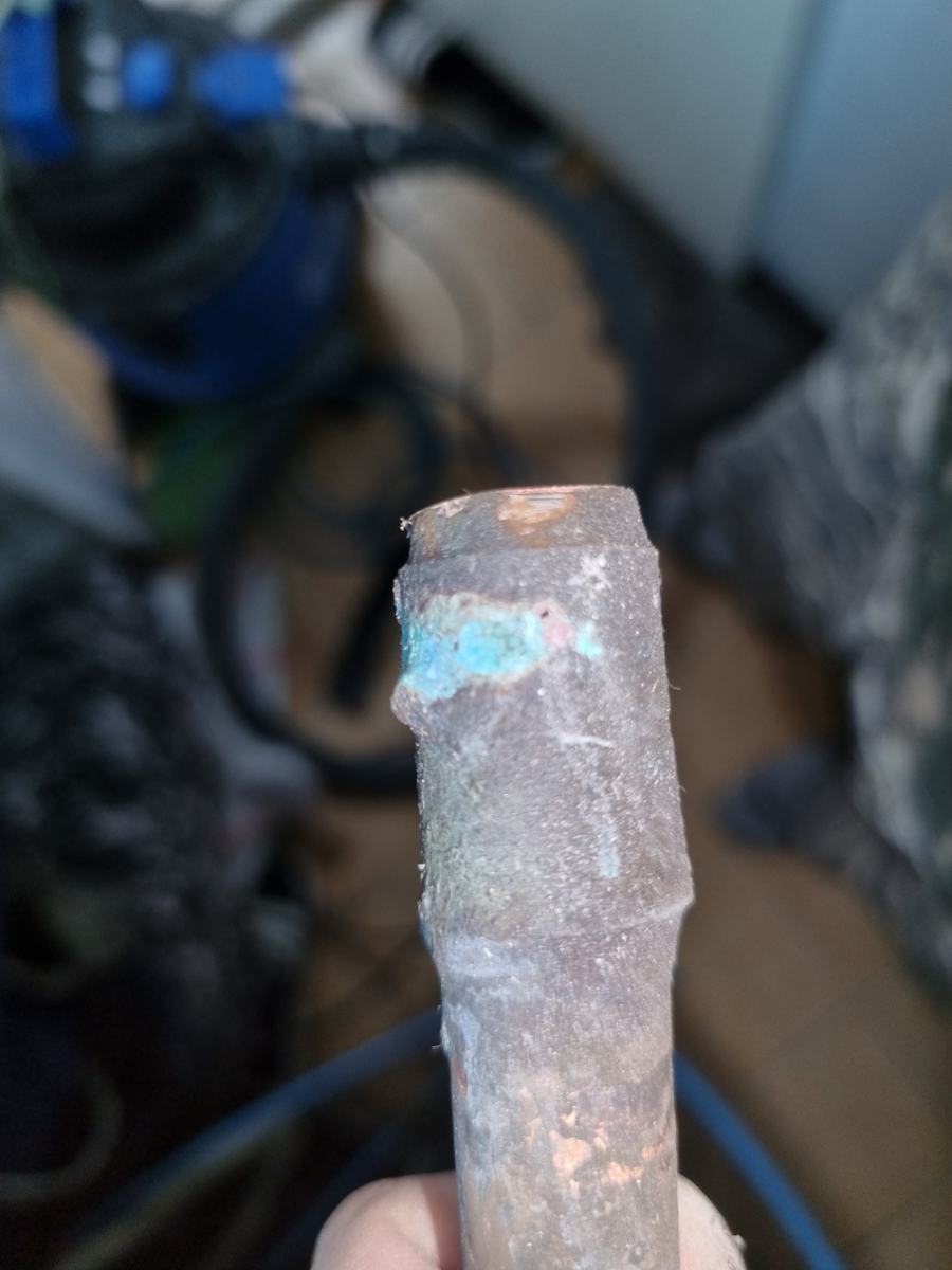 잘라 낸 직수 동관. 용접 부위가 깨져 푸르게 삭아 있었습니다