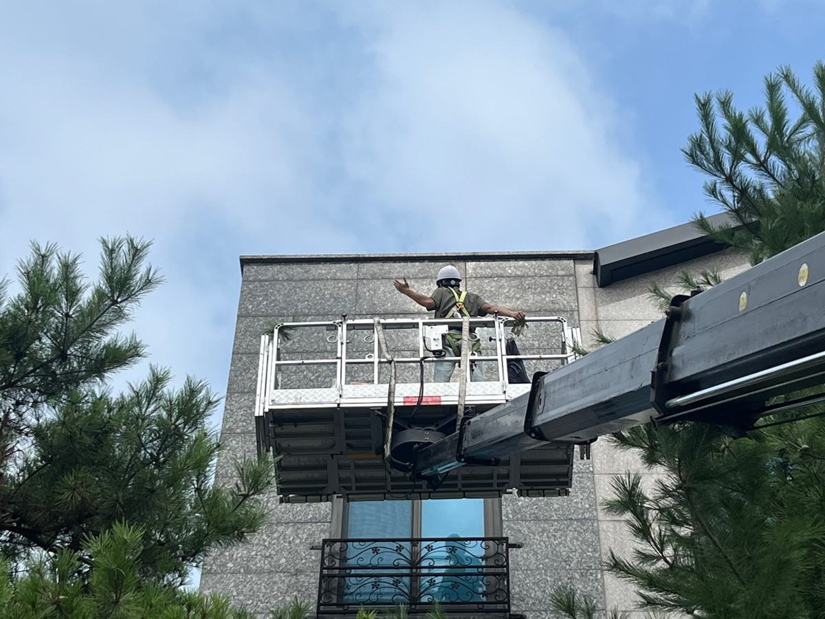1톤 스카이차로 코너 바깥에 붙어 작업