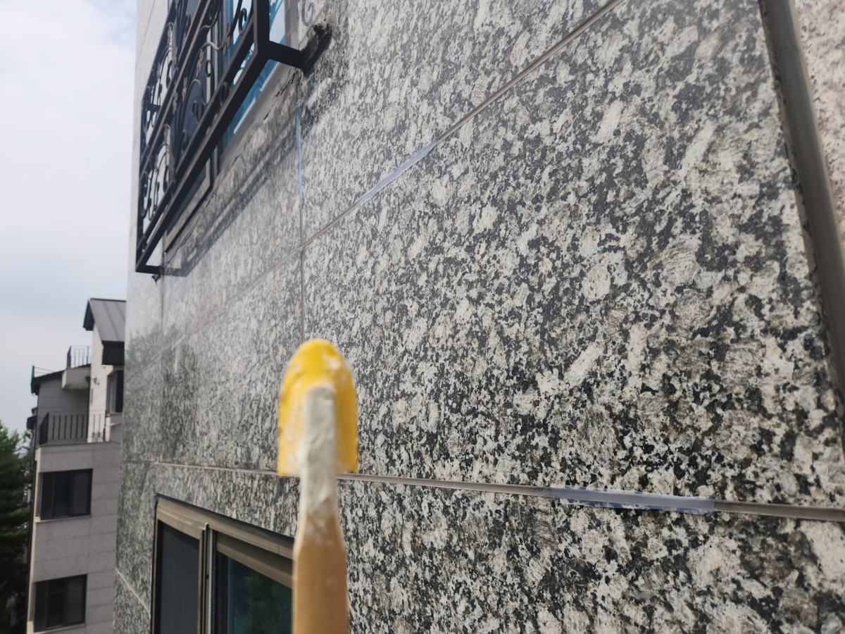 균열부를 청소하고 프라이머를 칠함
