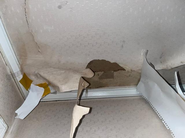 아랫집 화장실 입구 옆 천장. 도배가 젖어 들뜨고 곰팡이가 번져 있었습니다