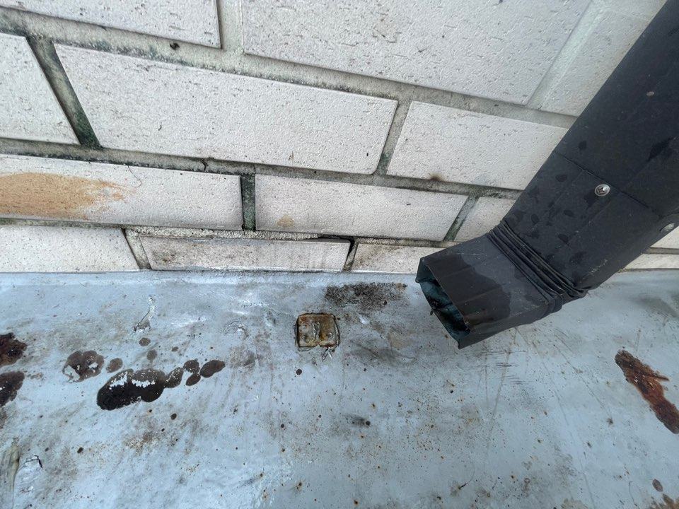 벽 아래 바닥 곳곳에 녹물과 물 자국이 번져 있었습니다