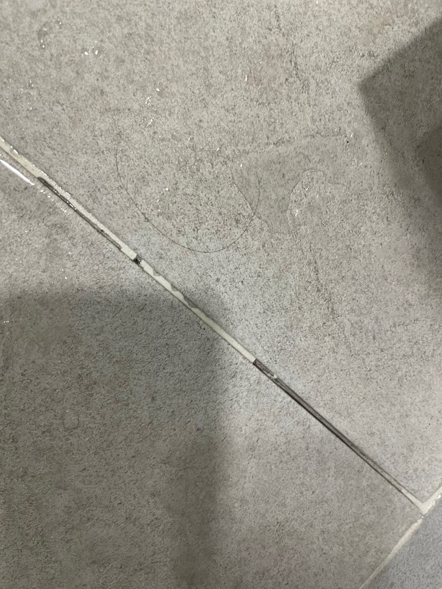 화장실 바닥 줄눈이 갈라지고 빠져 있었습니다
