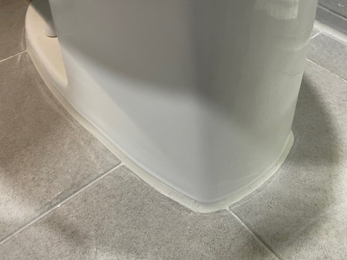 변기를 다시 앉히고 둘레를 실리콘으로 마감했습니다