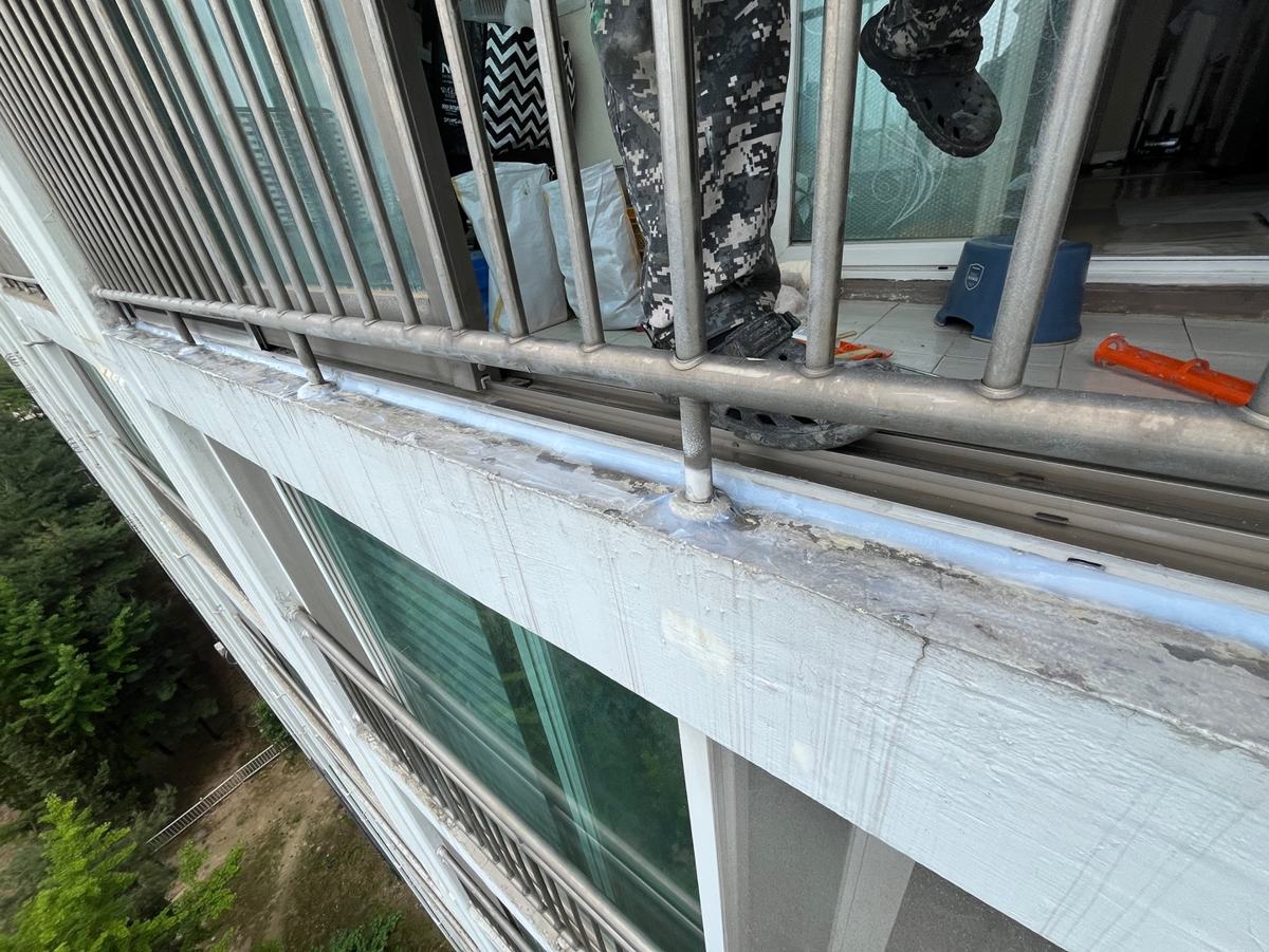 새로 코킹한 샷시 아래