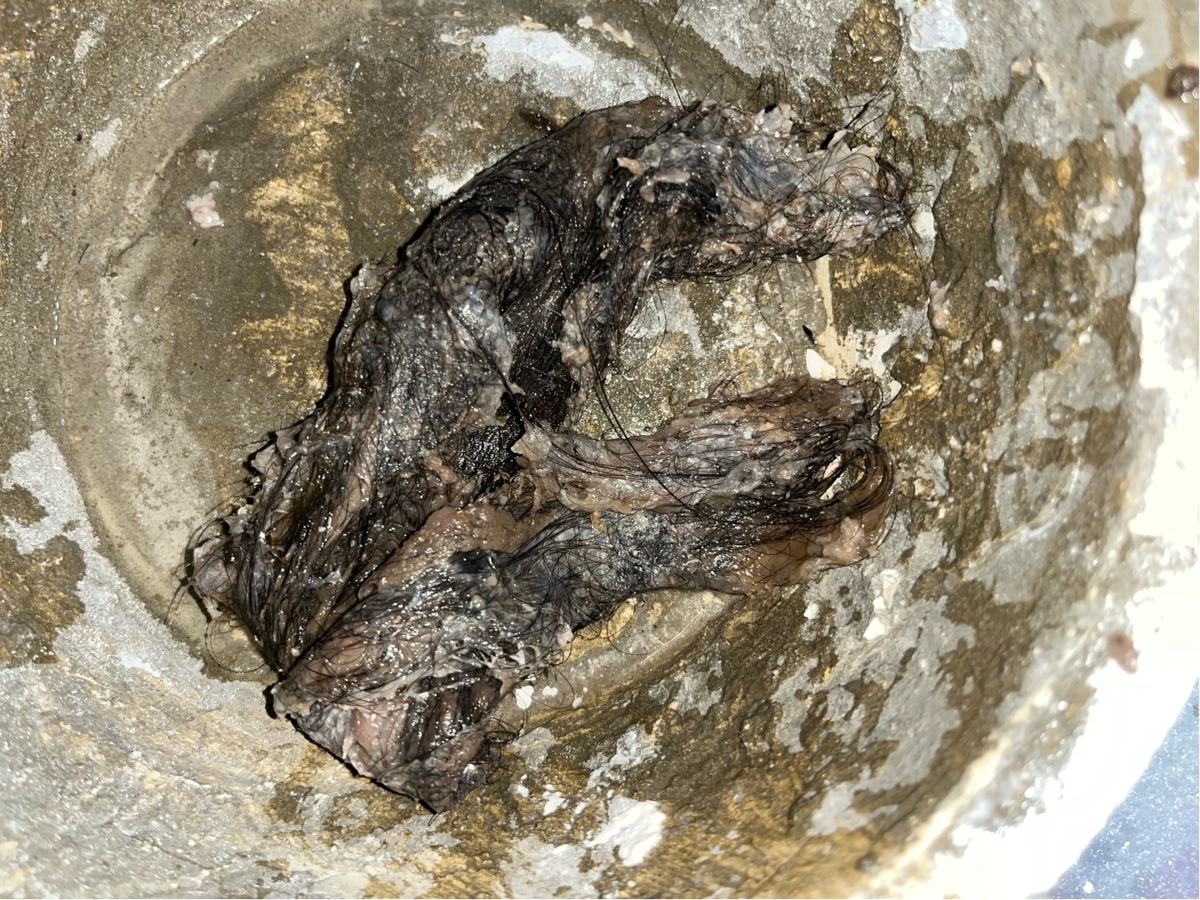 아랫집 천장 안 하수관을 풀자 나온 머리카락 뭉치