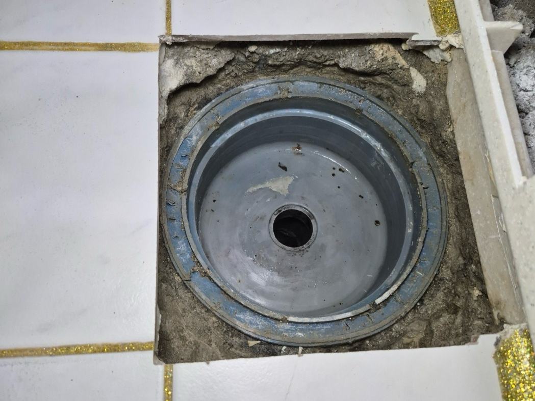 육가를 뜯고 둘레를 방수하는 중
